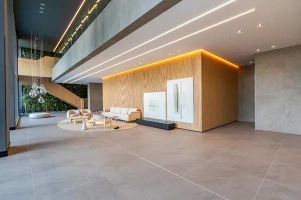 Apartamento novo, três suítes, duas vagas + depósito, andar alto- Agua Verde/PR. - foto 2