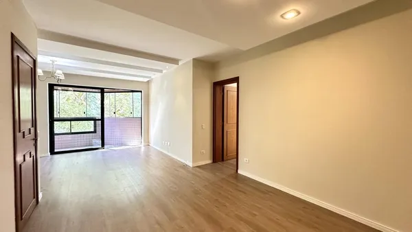 APARTAMENTO COM 4 DORMITÓRIOS | 2 VAGAS – BIGORRILHO - Curitiba.Vista agradável | Face Norte | Sacada com churrasqueira a carvão | Coração do Bigorrilho. - foto 4