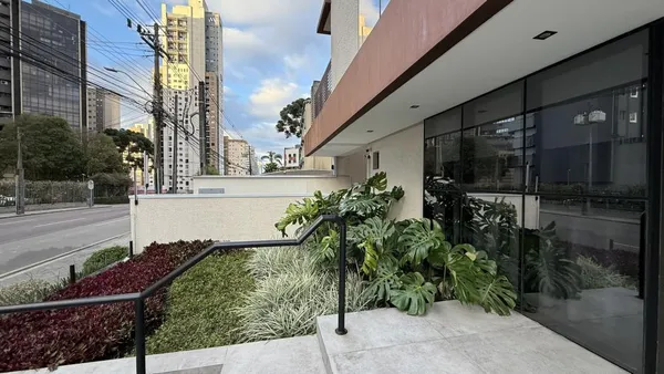 Studio mobiliado e decorado, localização Premiun (estrutura clube) no Bigorrilho - Curitiba - Pr PORTEIRA FECHADA - Face Leste|Norte - foto 3