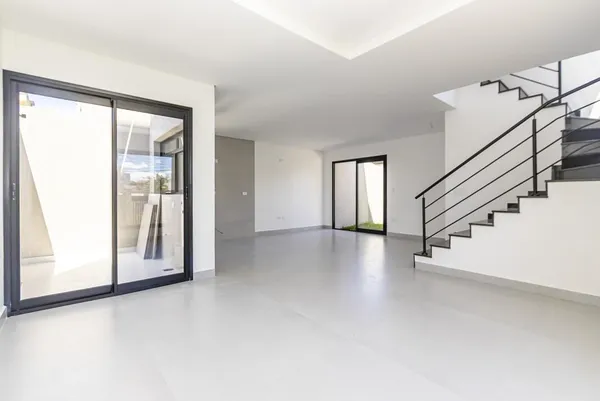 Sobrado Triplex Novo com 3 Suítes no Capão Raso - Frente Rua - foto 3